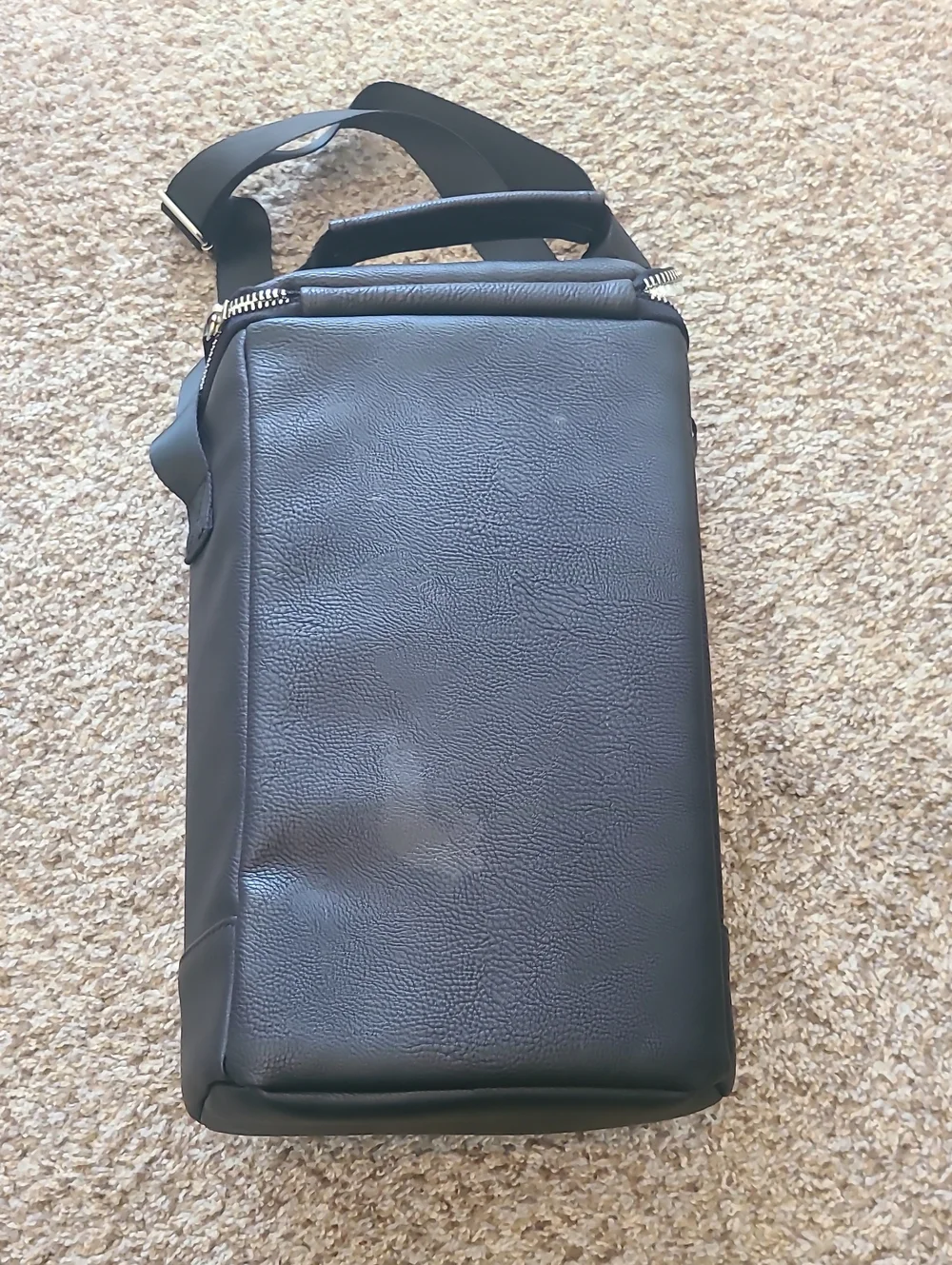 Igloo Black Vertical Insulated Travel Bag Beverage Tote